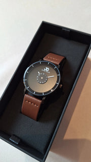 Montre homme élégante à la mode bracelet cuir marron interchangeable cadran noir marque française envoi rapide cadeau 