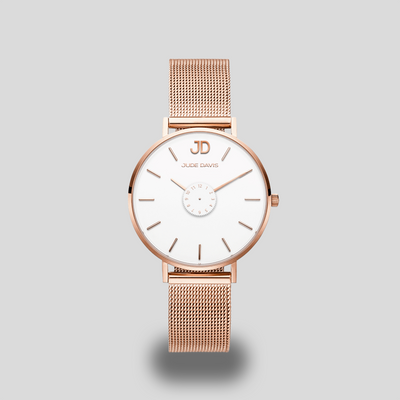 Montre femme or rose blanc saphir Montre femme acier or rose cadran blanc Jude Davis diamètre 34mm bracelet milanais interchangeable.   Verre saphir inrayable et incassable. ÉtanchéitMontre Quartz Montre Homme Montre Femme Montre Luxe Montre Design Montre Mode Montre Classique Montre Élégante Montre Vintage Montre Neuve Montre Acier Montre Cuir Montre Tendance Montre Unisexe Montre Stylée Montre Chic Montre Réduction Montre Promo  Idée cadeau similaire à Daniel Wellington Cluse Lip Pierre Lannier Mauboussin